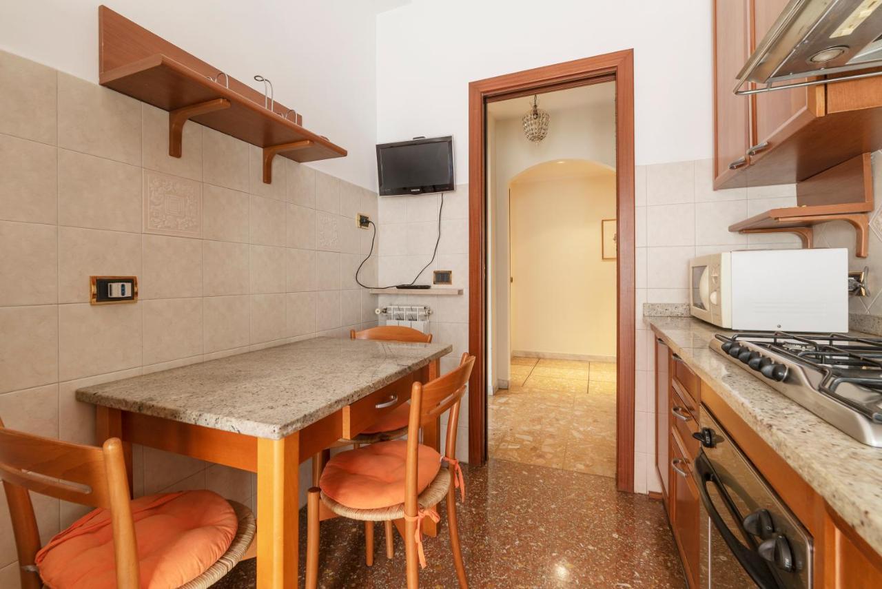 Monteverde Roomy Apartment Sun And Flowers Rome Bagian luar foto