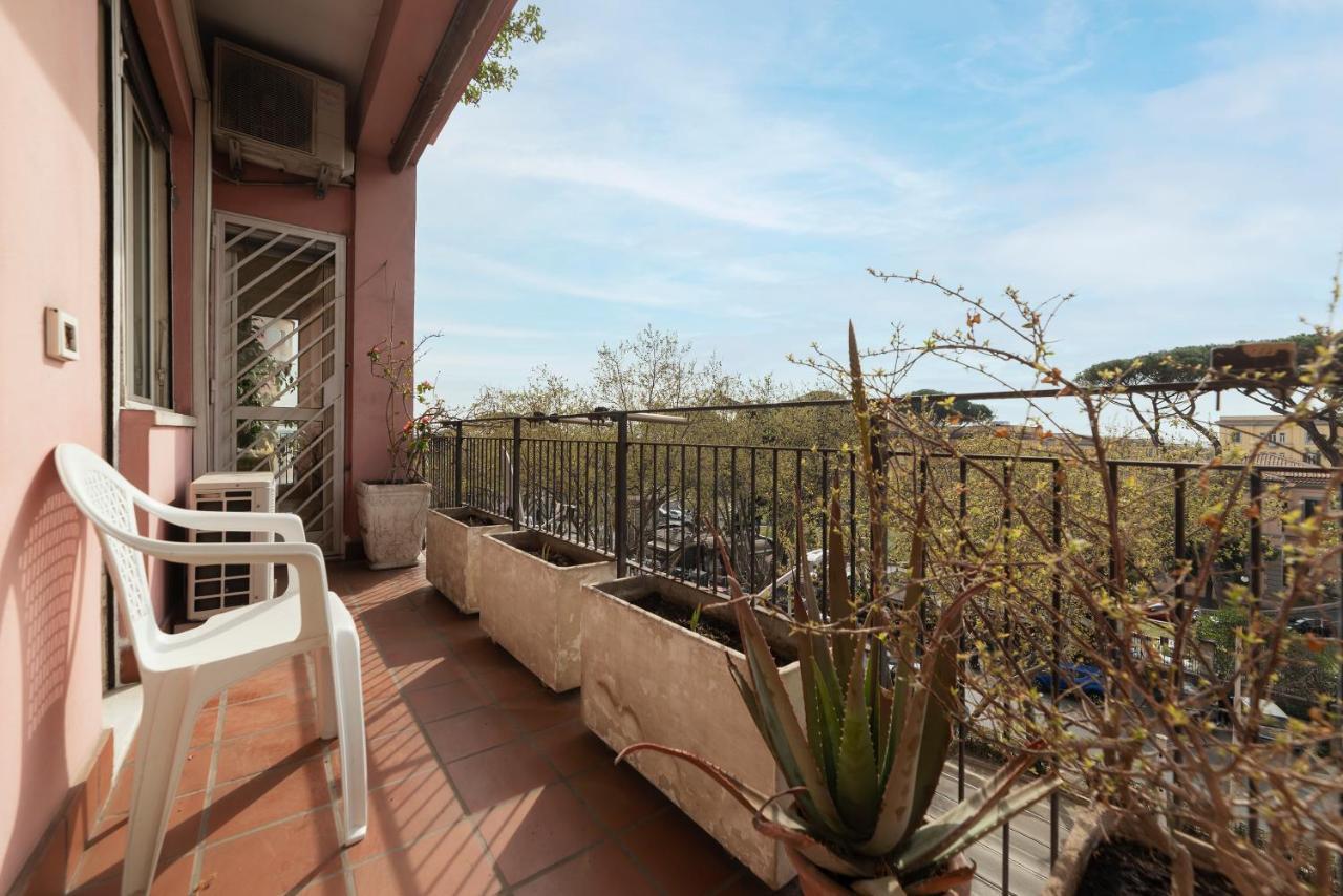 Monteverde Roomy Apartment Sun And Flowers Rome Bagian luar foto